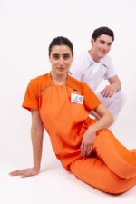 Llevamos estilos de moda en ambos médicos, uniformes clínicos, chaquetas, pantalones e indumentaria para sanidad, listos para usar .